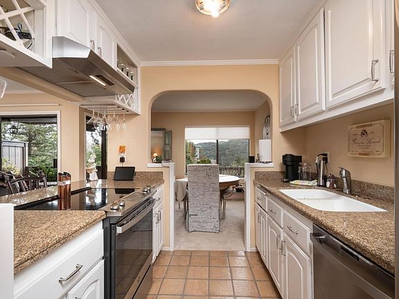 4th image of 3374 La Mesa Dr APT 4