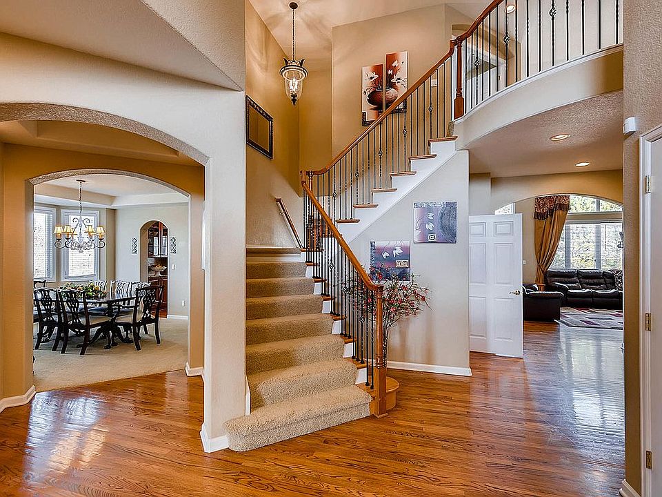 Dramatic Foyer. 2-Story Ceil