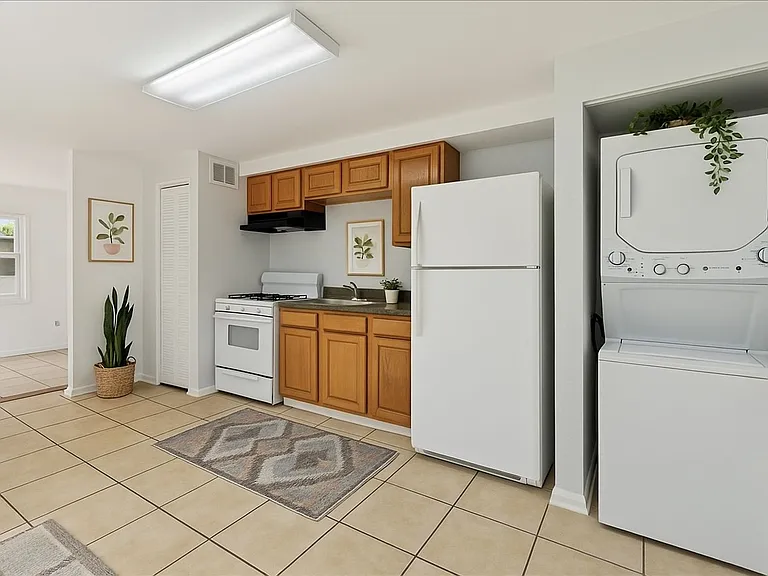 1861 Ivy Ln — Photo 4