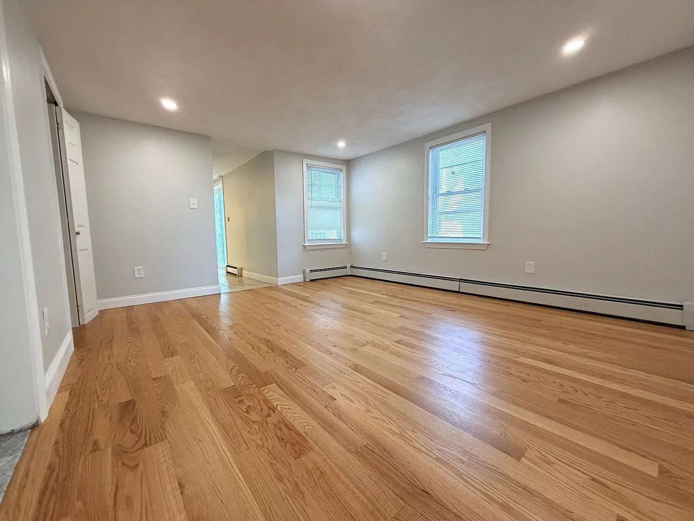 4 bed, 3.0 bath, 2000 sqft, $4,000 — Photo 3