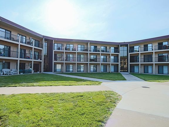 Courtyard Apartments ; St Louis Park, MN