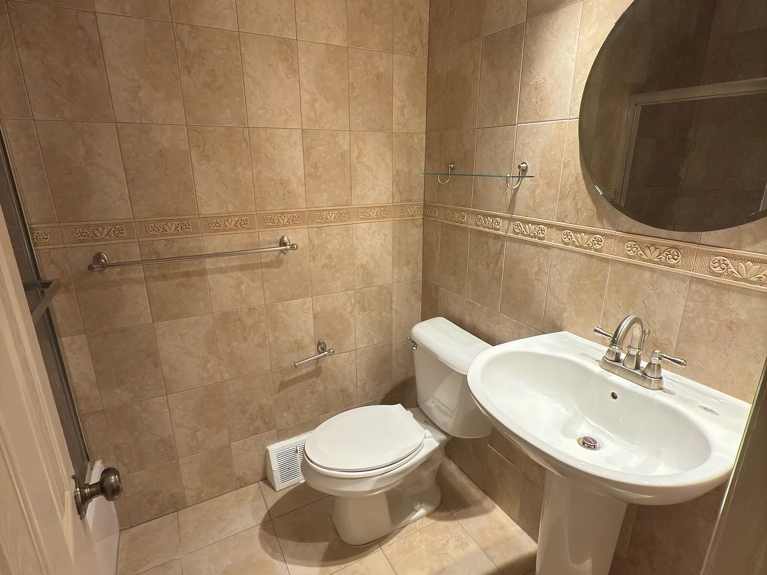 3 bed, 1200 sqft, $2,200 — Photo 3