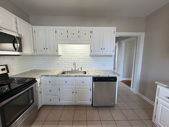 5th image of 23 Oak St NE