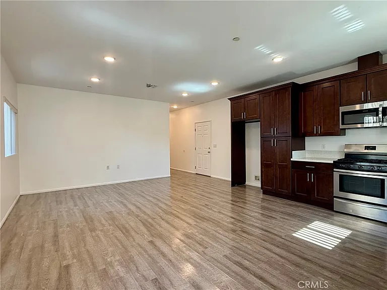 6624 Balboa Blvd #4 — Photo 7