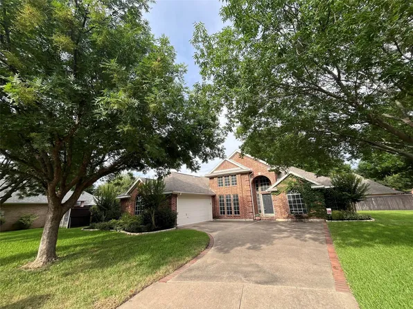415 Montreal Ct, Hurst, TX 76054