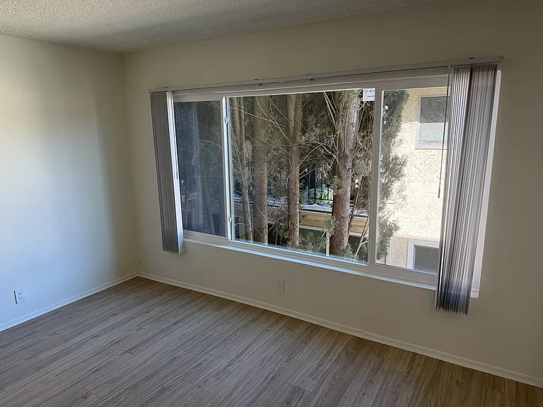 4310 Ventura Cyn Ave — Photo 11