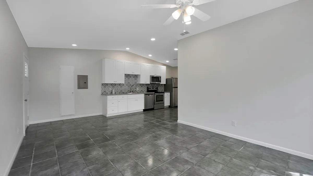 542 Thorain Boulevard - 2 — Photo 4