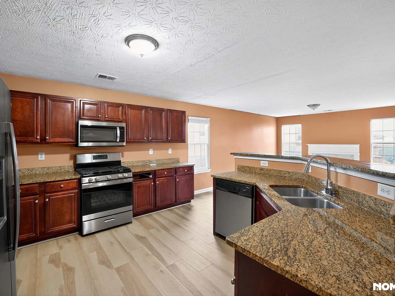 4 bed, 2.5 bath, 3381 sqft, $2,500 — Photo 3