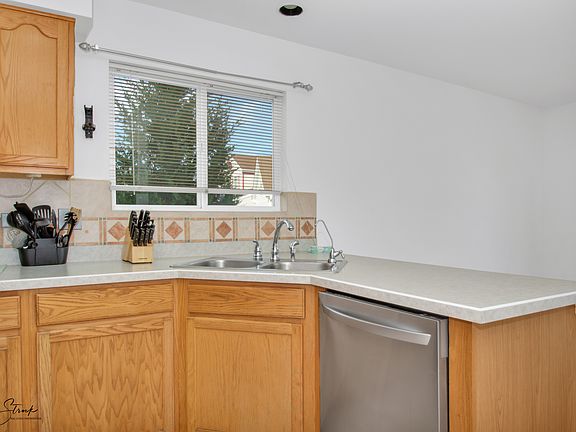 3rd image of 912 Greenleaf Dr