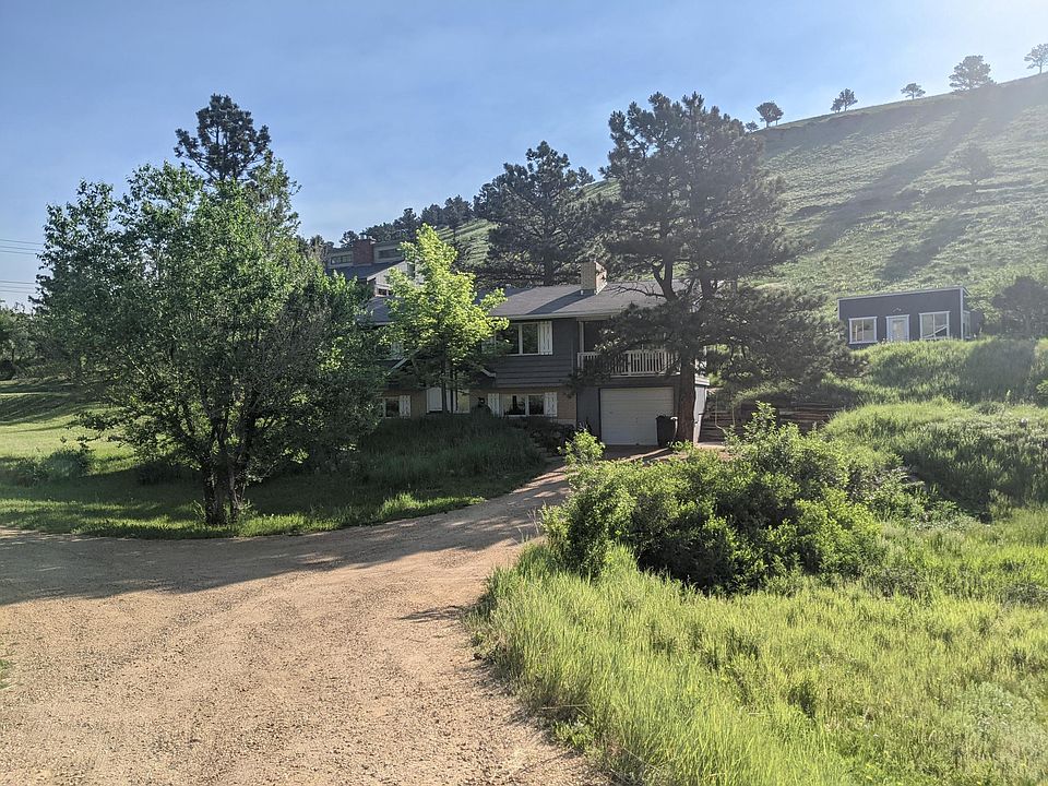 Front of the house, seen from the street.