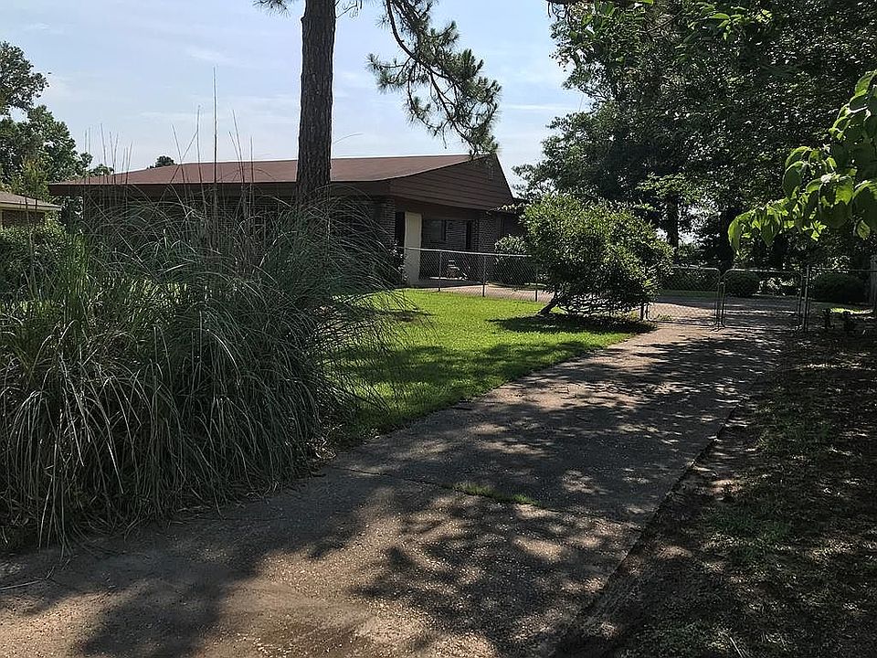 Image 3: Paved Driveway & Gate