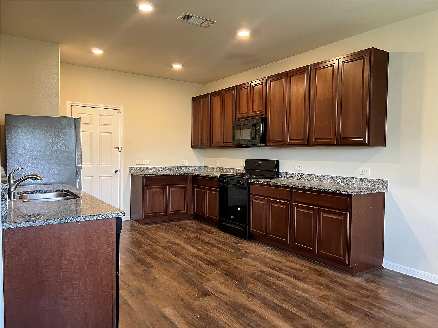 4 bed, 2.5 bath, 1929 sqft, $2,500 — Photo 4
