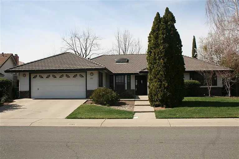 1751 Edwin Dr photo 1