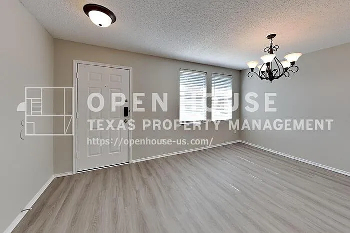 1305 Highcrest Dr — Photo 8