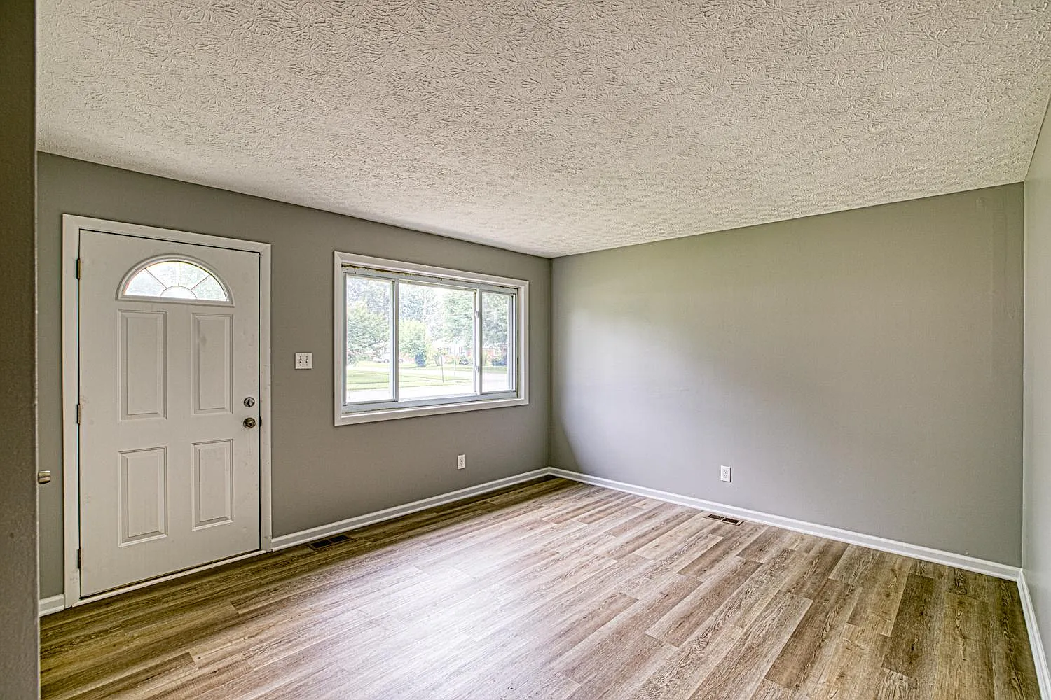 3 bed, 988 sqft, $1,650 — Photo 2