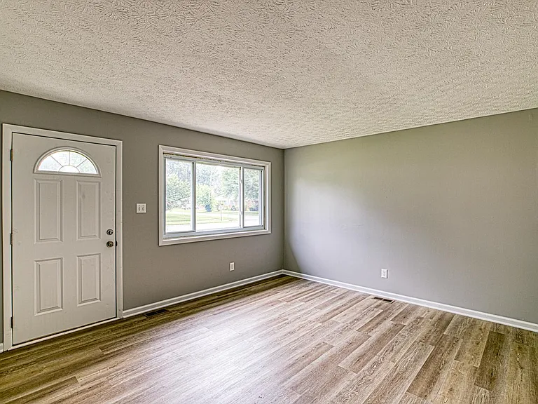 8111 Edsel Ln — Photo 2