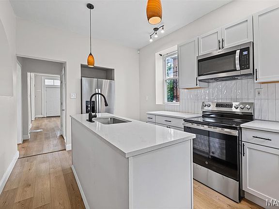 4th image of 736 Aubert Ave