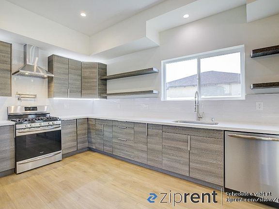 3rd image of 5637 1/2 Riverton Ave #5637-1/2