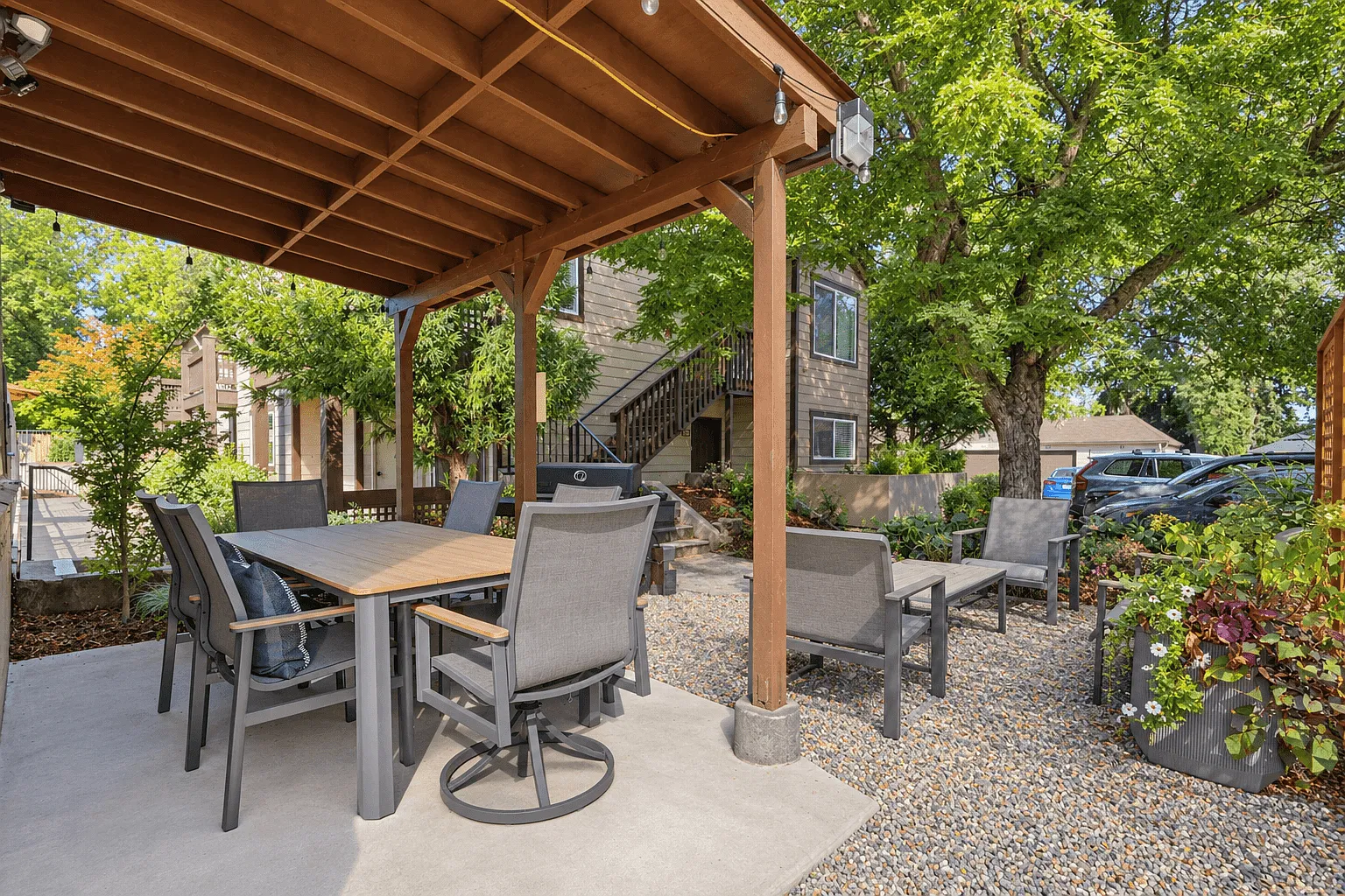 Stratford Apartments — Photo 2