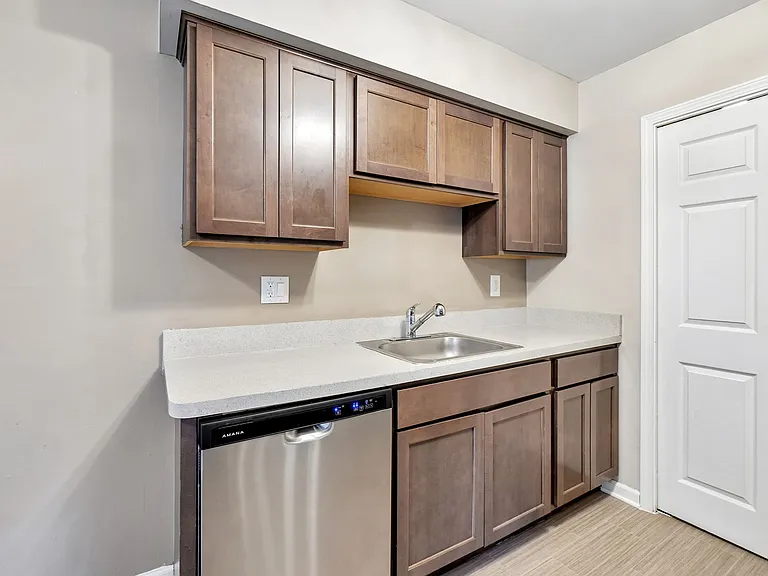 Pointe West Apartments — Photo 38
