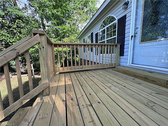 3rd image of 293 Regina Dr
