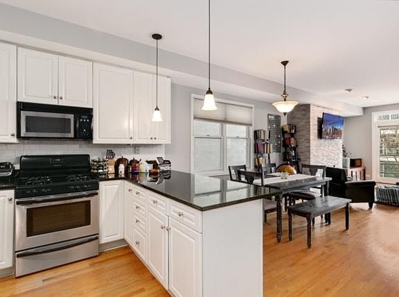 4th image of 2333 N Leavitt St APT 2S