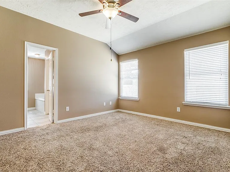 Large master bedroom. Two windows, ceiling fan
in all rooms. Lush carpet in all three bedrooms