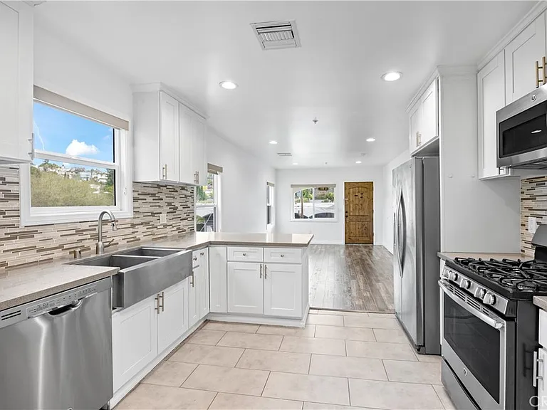 2211 Hyperion Ave — Photo 4