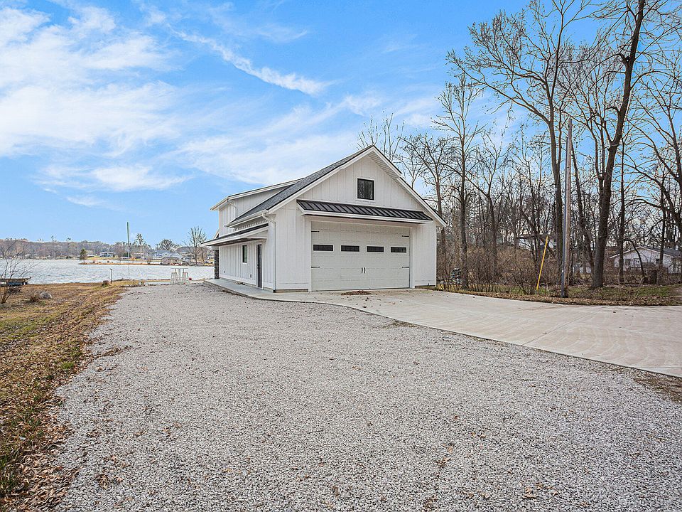 1st image of 2592 Lorraine Dr