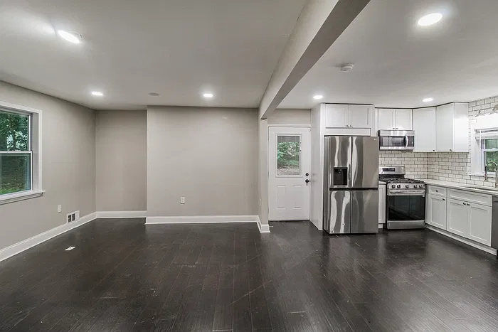 4 bed, 2.0 bath, 2100 sqft, $1,845 — Photo 3