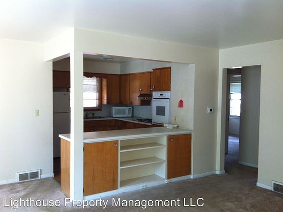 3rd image of 933 Sweet St NE