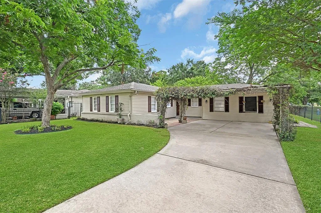 4 bed, 2.0 bath, 1664 sqft, $1,495 — Photo 1