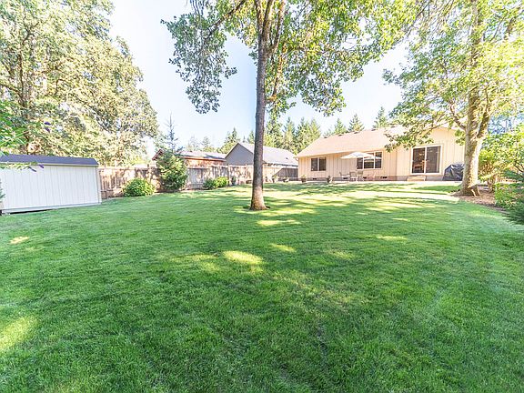 Large backyard w/sprinkler