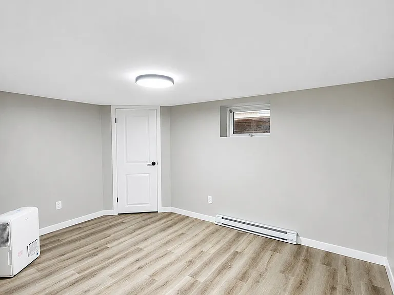 261 Clarence St — Photo 13
