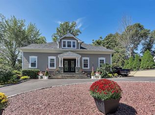 12 Blydenburg Ave, Smithtown, NY 11787