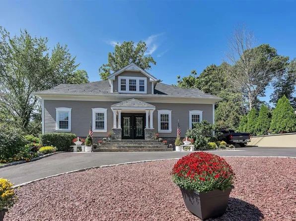 12 Blydenburg Avenue, Smithtown, NY 11787