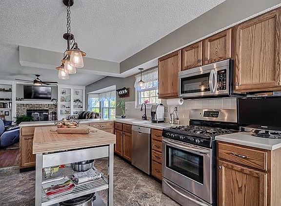 3rd image of 89 Poplarshade Ct