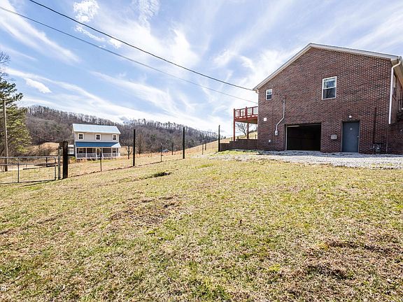2nd image of 1208 Dutch Valley Rd