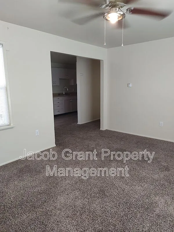 4 bed, 1.0 bath, 1200 sqft, $1,375 — Photo 4