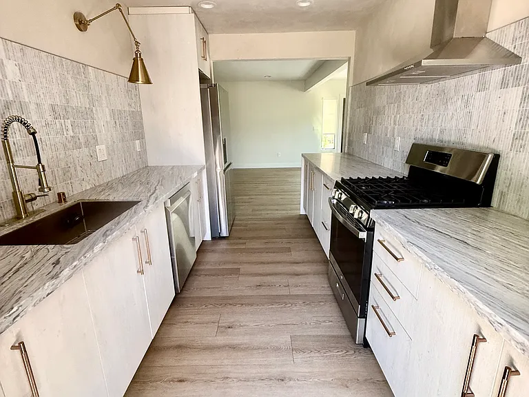 741 Valley View Ave — Photo 2