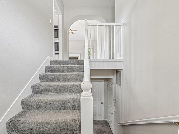 3rd image of 127 Stonehaven Way