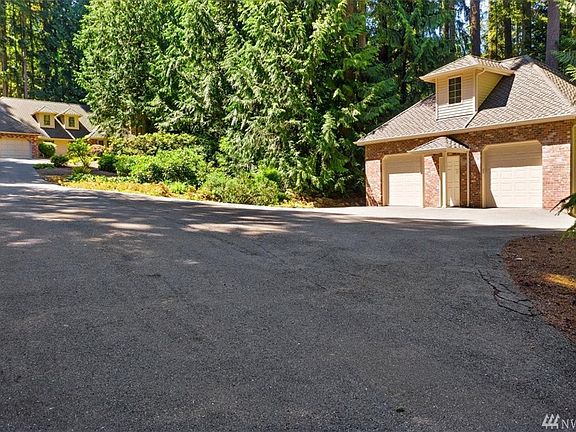 This photo shows the main house to the right, and the 880 sq ft carriage house to the right.