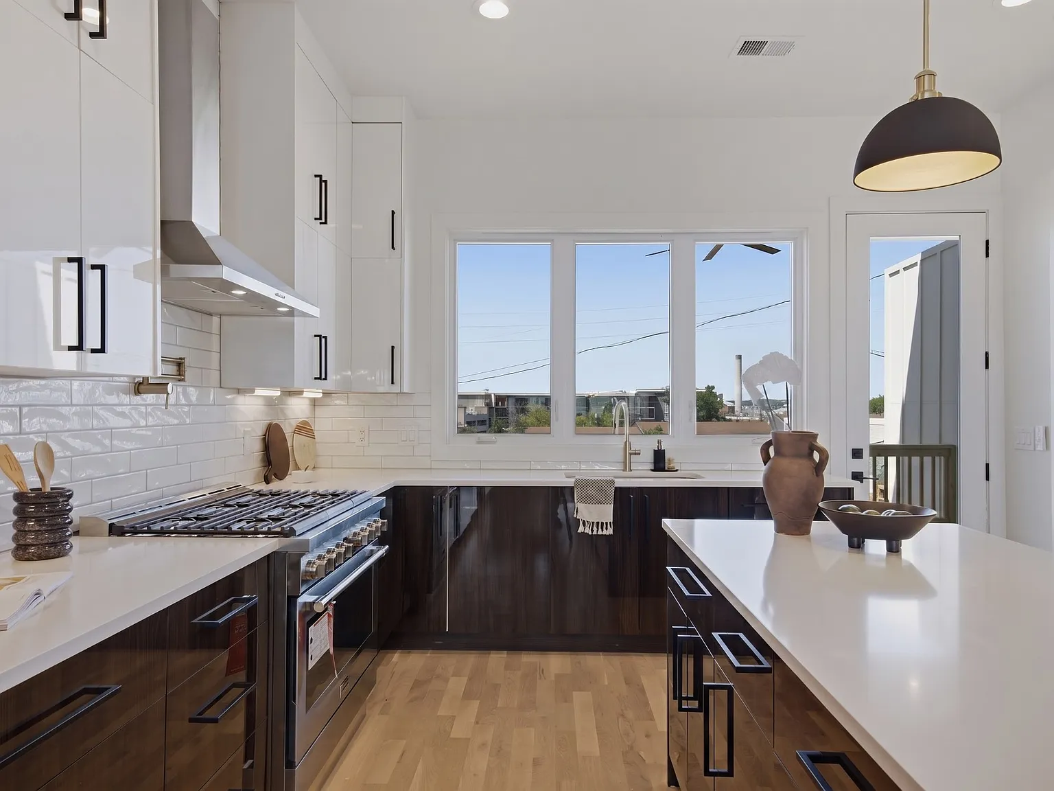 4 bed, 4.5 bath, 3413 sqft, $5,900 — Photo 3