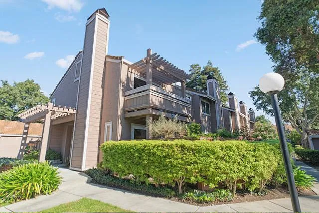 3833 Burton Cmn — Photo 11