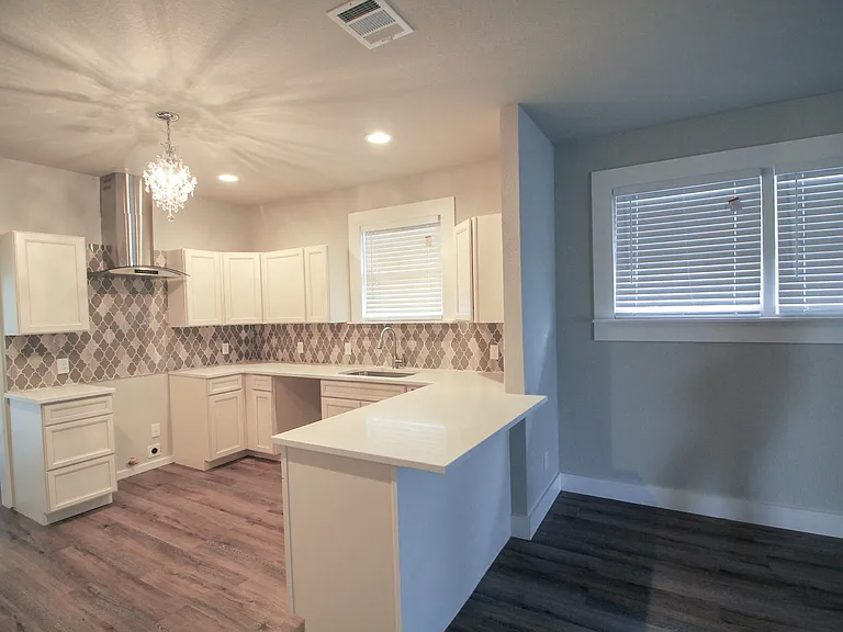1138 Iowa St — Photo 2