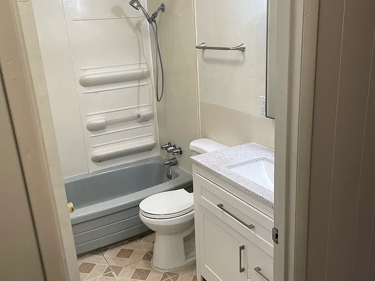 835 Bragaw St #5 — Photo 3
