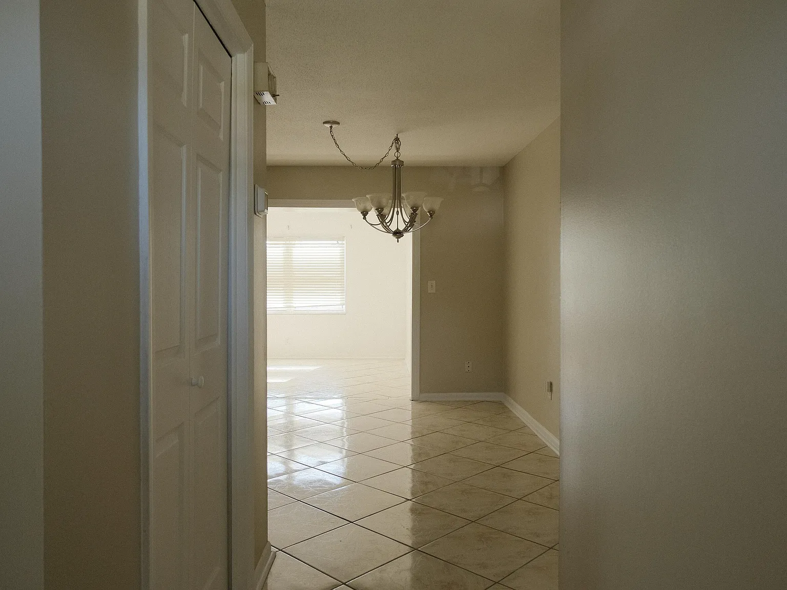3 bed, 2.0 bath, 1997 sqft, $3,200 — Photo 2