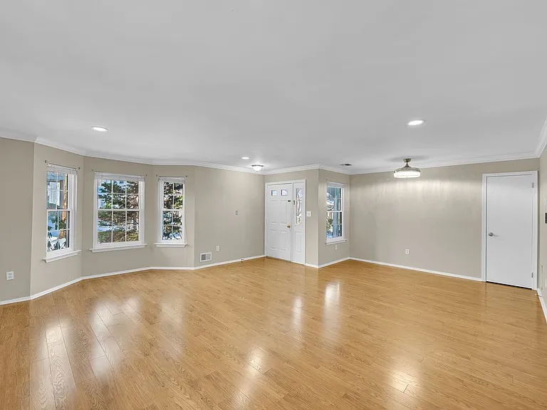 157 Tulip Ln — Photo 2