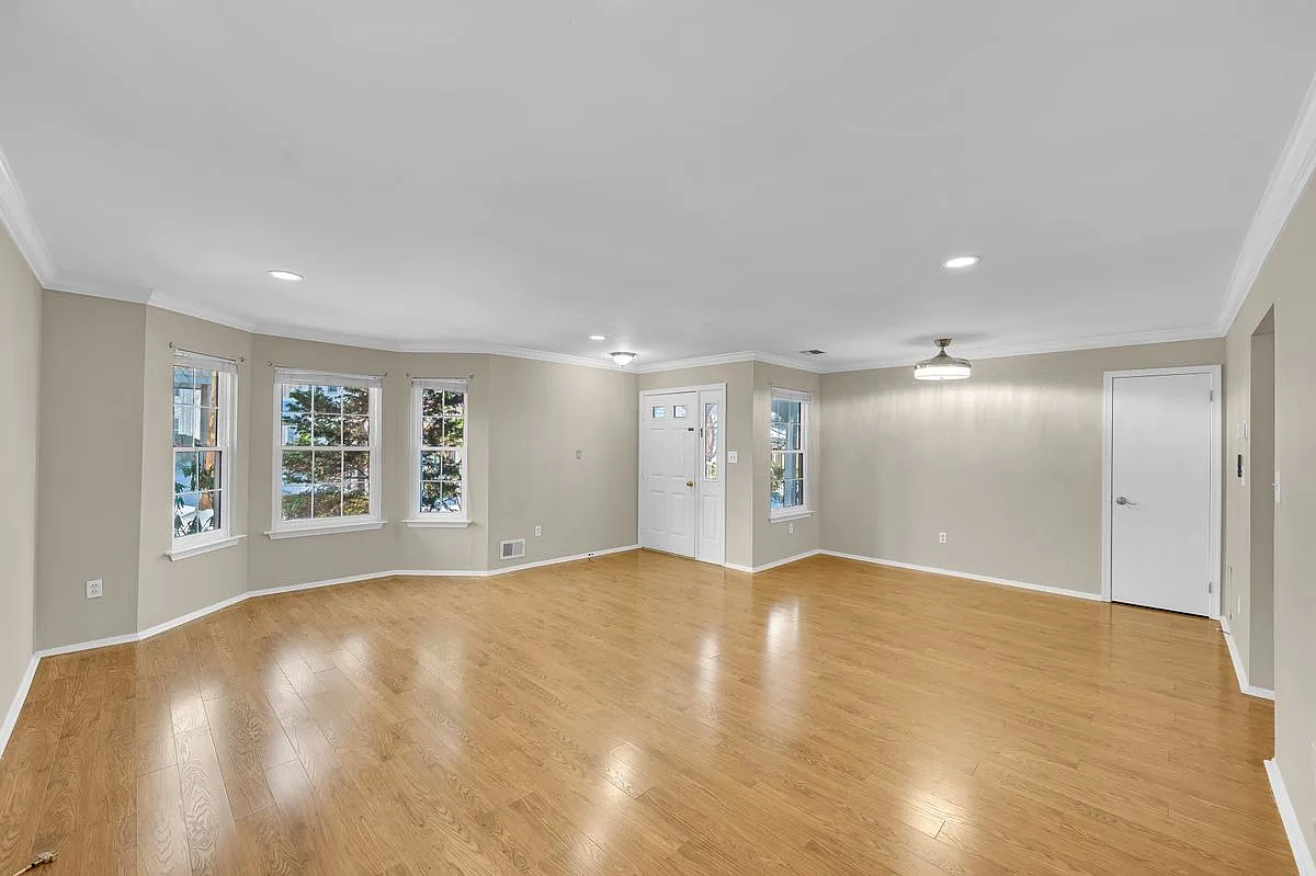 Building Photo - 157 Tulip Ln