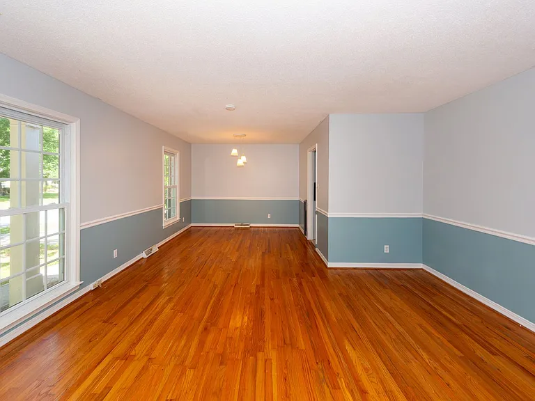109 Runnymede Ln — Photo 5